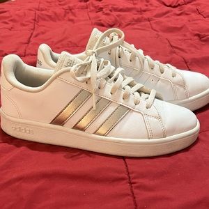 Adidas court shoe. Size 8 women’s